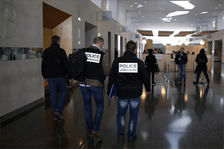 Agentes de policía llegan al tribunal de Melun Francia: Un abogado dispara a otro en un tribunal antes de suicidarse